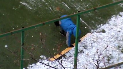 Ребята убирают снег во дворе зимой