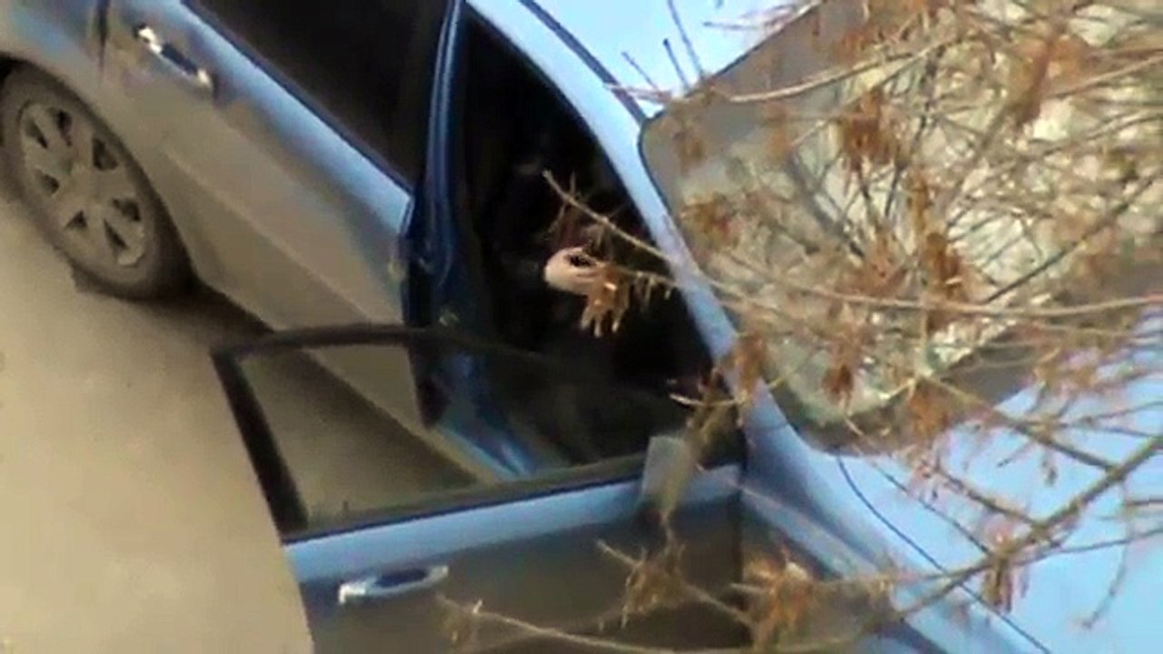Девушка села в синюю машину, синяя машина во дворе на улице