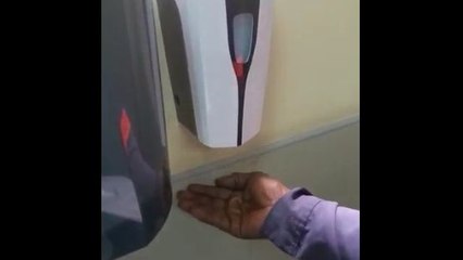 Distributeur de savon raciste