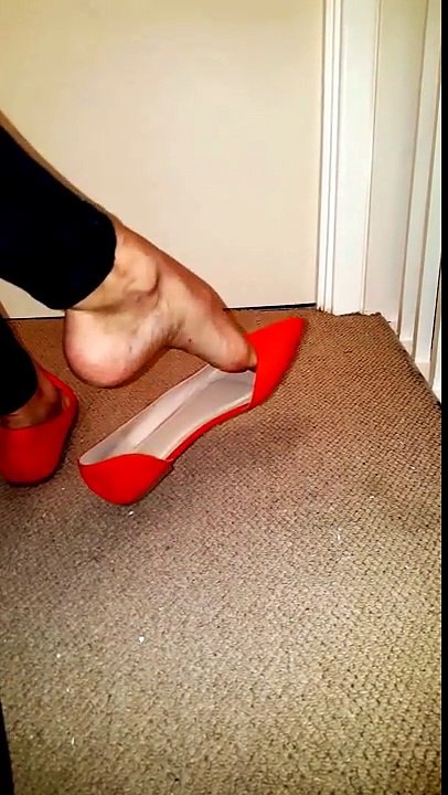 White toes and shoe dangle