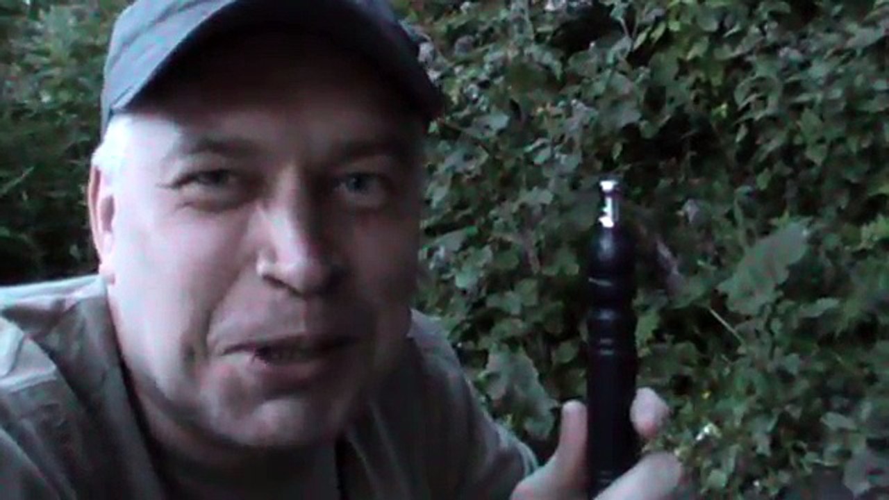 Мужик в кепке на природе