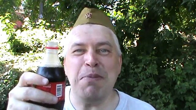 Геннадий Горин пьёт коку колу в честь День города на 5 августа 2017 года, город Орёл