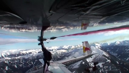 Red Bull Skydive : Un parachutiste change d'avion en plein vole ! Incroyable