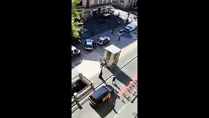 Barcelona'da minibüs kalabalığa daldı