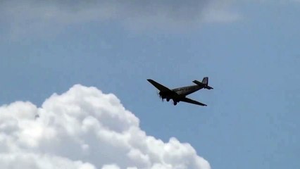 Allemagne : Un avion RC se coupe en deux lors de son atterrissage complètement raté !