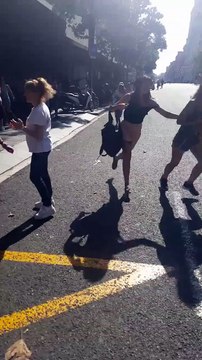 Barcelona'da bir minibüs kalabalığın arasına daldı