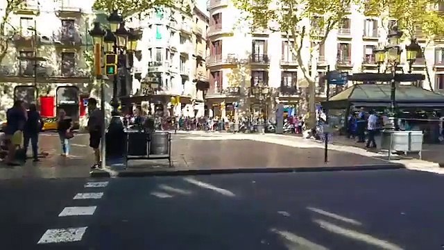 Une fourgonnette percute la foule dans le centre-ville de Barcelone, plusieurs blessés selon la police