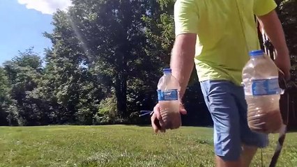 Trick shot avec un arc et deux bouteilles