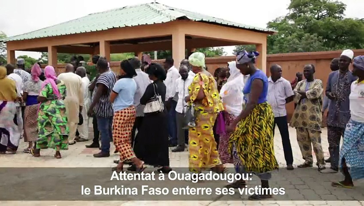 Attentat à Ouagadougou: le Burkina Faso enterre ses victimes