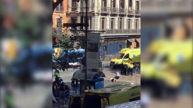Una furgoneta arrolla a decenas de personas en Barcelona