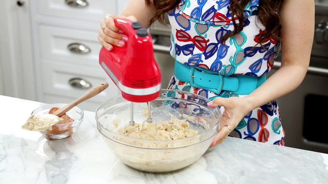 HOW TO MAKE A GIANT COOKIE CAKE - NERDY NUMMIES