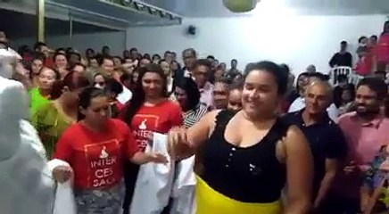 Pastor hace bajar de peso a una joven al instante y delante de todo el mundo