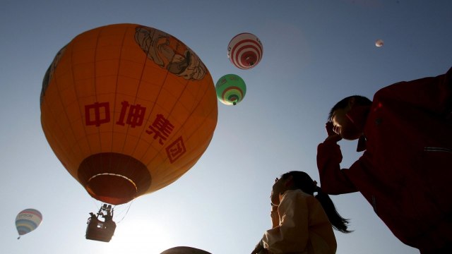 Hot air balloons show breathtaking view over Karst Site in China