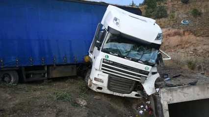 Şiddetli Yağış Nedeniyle Tır Yoldan Çıktı: 2 Ağır Yaralı