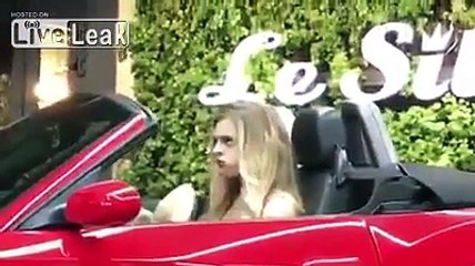 Une boulimique mange un poulet entier dans sa voiture cabriolet !
