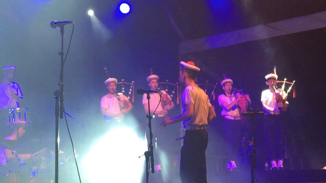 Le bagad de Lann-Bihoué enflamme Guingamp