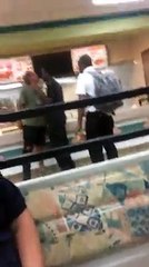 Un client énervé se fait frapper et taser dans un Burger King