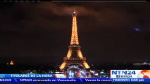 Francia apaga la Torre Eiffel de París en honor a las víctimas del ataque en Barcelona que deja 13 muertos