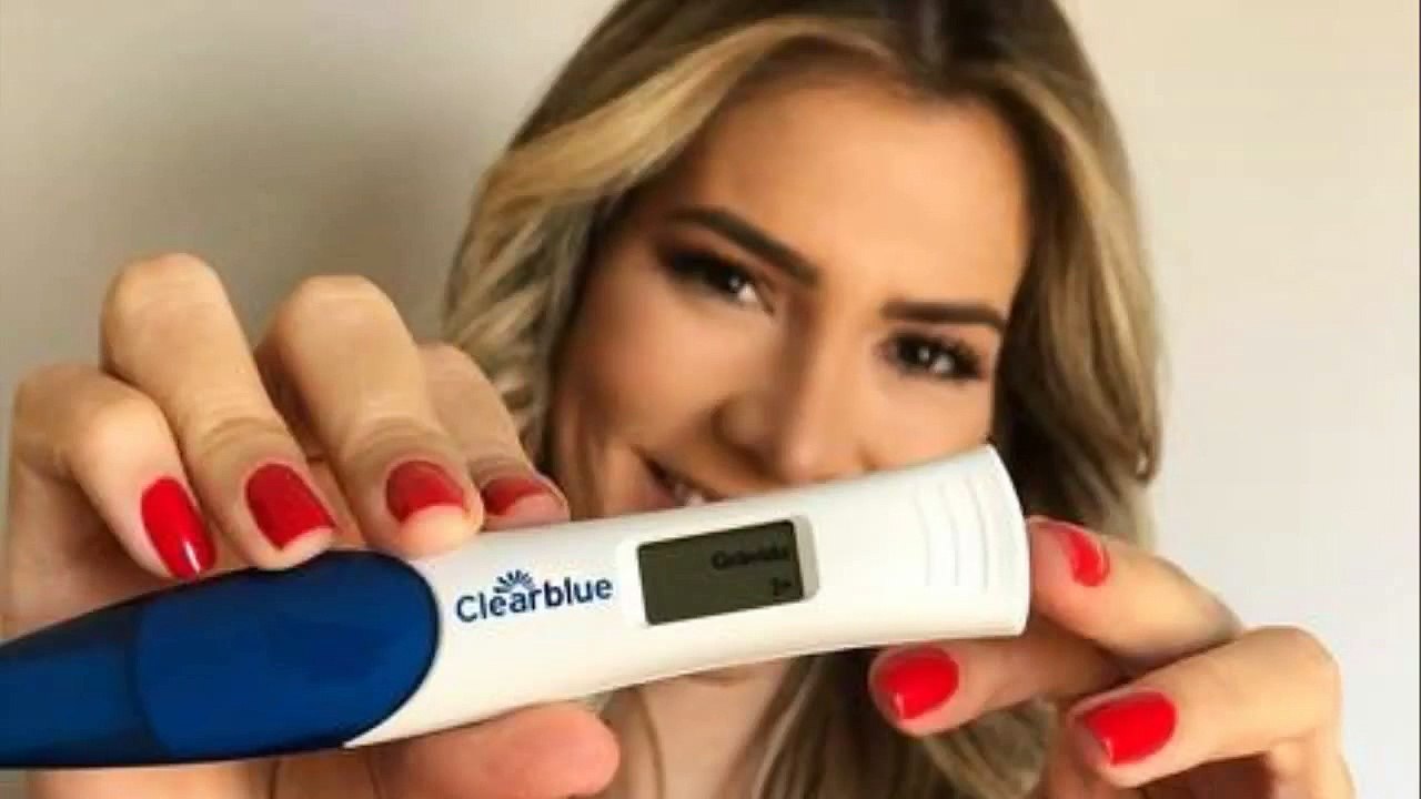 Adriana Sant'Anna e mais famosas anunciam gravidez com foto de teste de farmácia