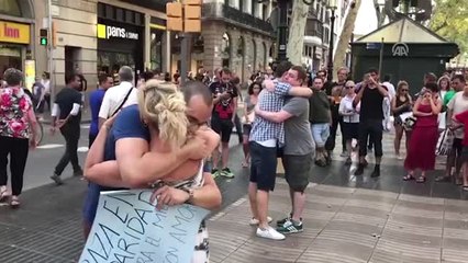 İspanyol Gençlerden La Rambla'da Kucaklaşma Eylemi