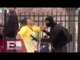 La 'mamá del año' en Baltimore saca a golpes a su hijo de las protestas  / Vianey Esquinca