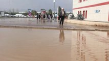 Sağanak Yağış Sonrası Hastane Bahçesini Su Bastı