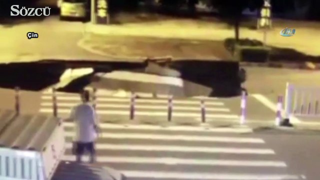 Çöken yol motosikletliyi yuttu