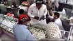 اس ویڈیو میں دیکھیں صرف 2 منٹ میں جیولری کی دکان لوٹ لی گئی۔ ویڈیو: محمد احمد۔ اوکاڑہ