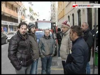 TG 29.11.11 Scendono dal campanile i 6 dipendenti Franzoni