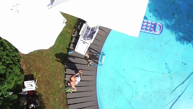 Un drone en survol à tenter de filmer une femme en train de bronzer..