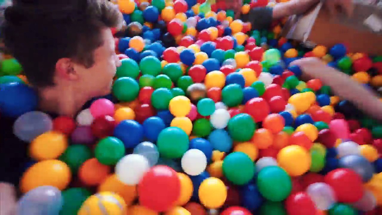 UFO Hausmeister stürmt das Bällebad! :D