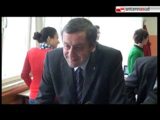 Скачать видео: TG 14.12.11 Il Ministro Profumo tra i banchi di scuola a Brindisi e Lecce