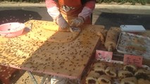 Incroyable..Milliers d'abeilles entourent un vendeur de gâteau roulé!