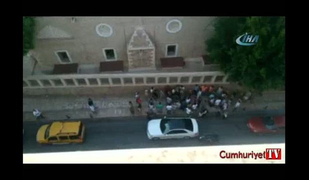 Etek altı görüntüleri çeken gence sokakta linç girişimi