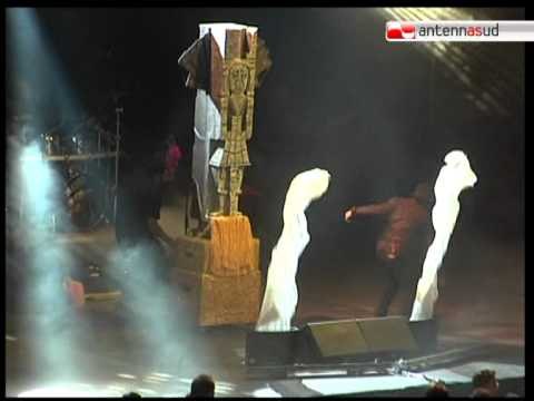 TG 30.12.11 Il Palaflorio di Bari balla con il Sogno eretico di Caparezza