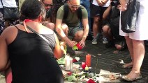 La gent comença a deixar flors i espelmes a la Rambla en record de les víctimes