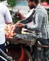 اس ویڈیومیں دیکھیں فروٹ بیچنے والے نے کس چالاکی سے ان صاحب کا پھل والا لفافہ تبدیل کیا۔ ویڈیو: عاصم راجپوت۔ لاہور
