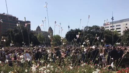 Crits de 'no tenim por' després de l'emotiu minut de silenci a la plaça de Catalunya