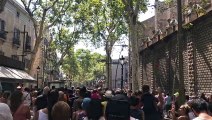 Els manifestants ressegueixen el recorregut que va fer la furgoneta amb crits de 'no tinc por'