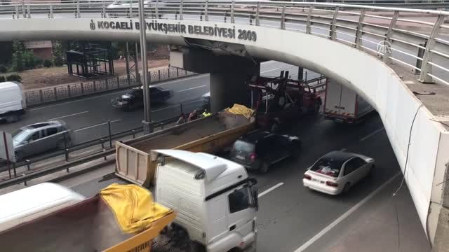 Damperi Açılan Hafriyat Tırı Üst Geçide Çarptı