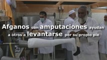 Afganos con amputaciones ayudan a otros a levantarse por su propio pie