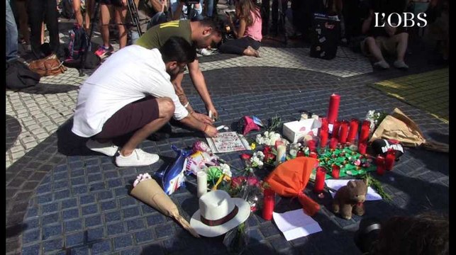 Barcelone : au lendemain des attentats, l'hommage des touristes