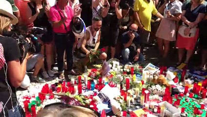 La Rambla s'omple de flors i espelmes en record de les víctimes de l'atemptat