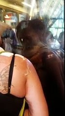 Un singe fixe le cou de cette femme, ce qu’il fait ensuite est inexplicable et vraiment touchant…