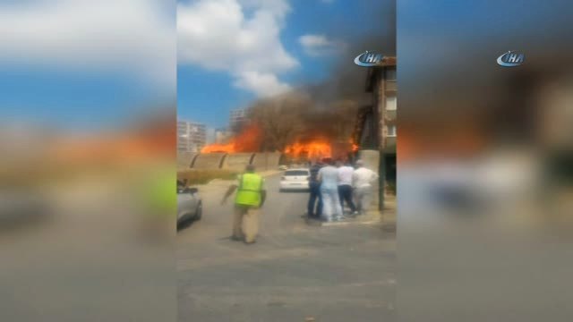 Sefaköy'de Bir Kağıt Fabrikasının Bahçesinde Yangın Çıktı