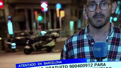 Attentats en Espagne - En plein direct à la télé, un homme apparaît avec un tee-shirt: "F*uck l'Etat Islamique"