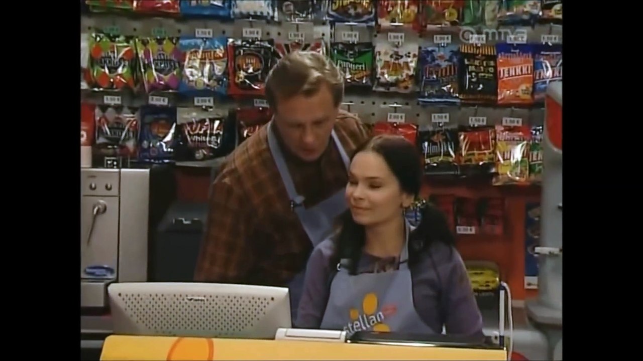 Salkkarit - Sieviset muuttaa Pihlajakadulle + Paulan ja Helin ensiesiintymiset (2004)