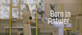 Este brazo robótico traduce texto a lenguaje de signos en tiempo real