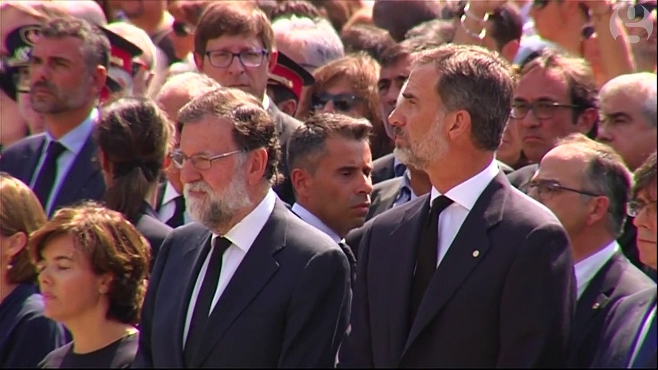 Vua Felipe và thủ tướng Mariano Rajoy Tây Ban Nha đang theo dõi phút tưởng niệm