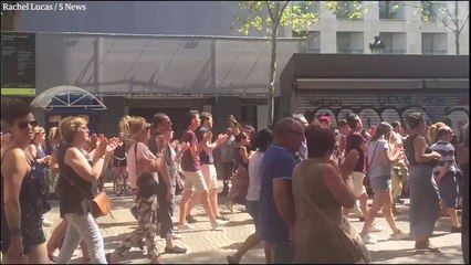 Đoàn người bước đi dọc theo con đường Lás Ramblas và vỗ tay sau phút im lặng